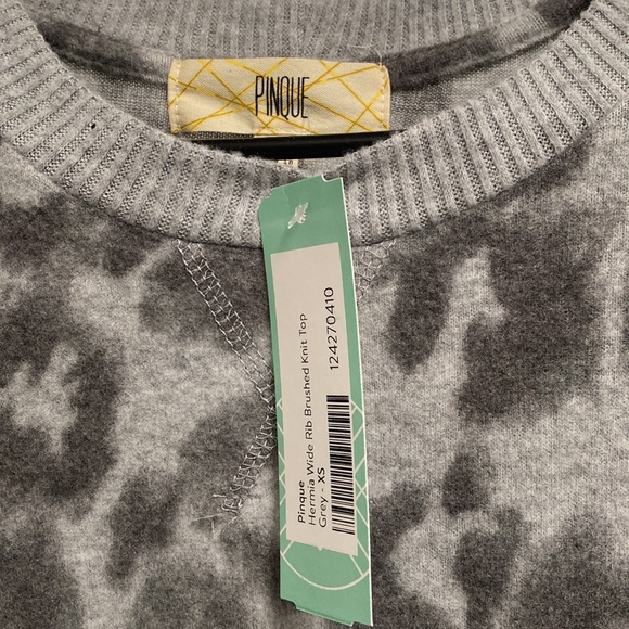 Pinkie stitch fix  brushed knit top - Picture 3 of 5
